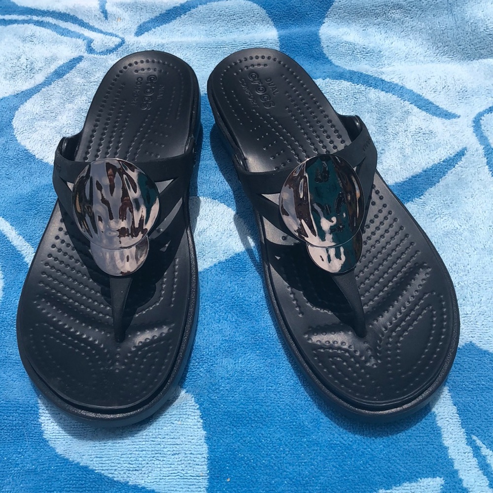 CROCS BLACK SANDALS WITH SILVER MEDALLION